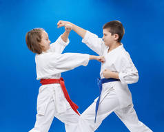男孩和女孩训练空手道拳和块