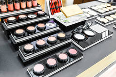 化妆品店具有多种化妆产品, 如眼影