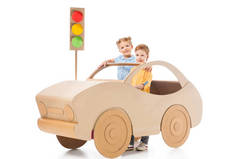 可爱的孩子玩纸板车和交通灯, 白色