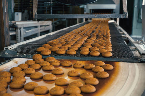食品厂, 生<strong>产线</strong>或传送带带新鲜烘焙饼干。现代全自动糖果及烘焙机械设备