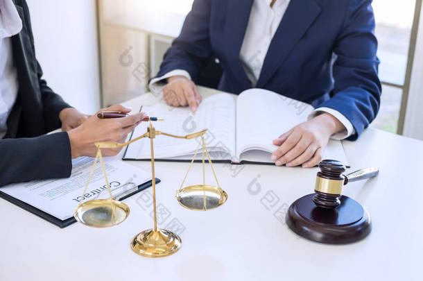 商务<strong>律师</strong>的团队合作, 在<strong>律师</strong>事务所工作的专业女<strong>律师</strong>的咨询和会议。法律概念, 法官槌与正义的标尺.