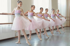 在古典芭蕾学校练舞的年轻芭蕾舞团组