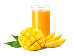 芒果汁与芒果切片查出的白色背景。芒果汁玻璃.