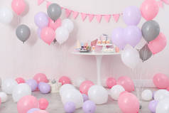 在用气球装饰的房间里, 聚会和桌子上的物品