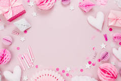 框架由粉红色和白色的纸装饰, 糖果, 心, 礼物, 五彩纸屑为婴儿党。平面布局, 顶部视图