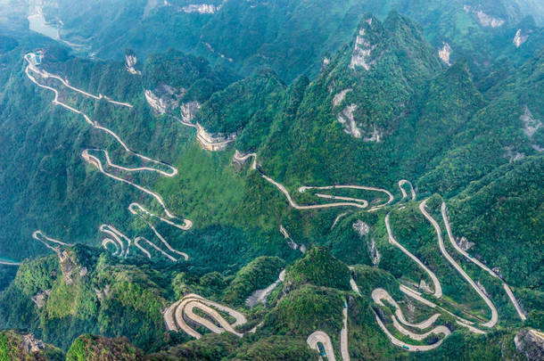 蜿蜒的<strong>99</strong>条弯道的天环大道，蜿蜒的路到天门张家界天门山国家公园湖南中国