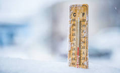 雪地上的温度计显示温度在摄氏或华氏以下.