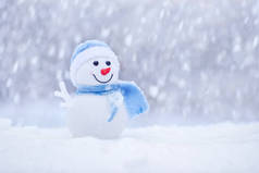 冬天, 戴着帽子戴着围巾的小雪人在雪地上。快乐的雪人与雪球。圣诞卡, 复印空间