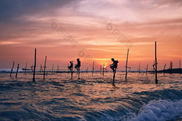 传统渔民的<strong>剪影</strong>。斯里兰卡加勒附近的传统高架捕<strong>鱼</strong>.