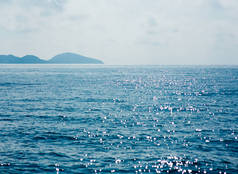 蓝色的海面，闪耀的波浪，背景上的群山，美丽的海景