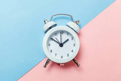 环双钟复古经典闹钟隔离在蓝色粉红色柔和五颜六色的时尚背景。休息时间生活中的早晨好, 醒着的概念。平面平面顶部视图复制空间