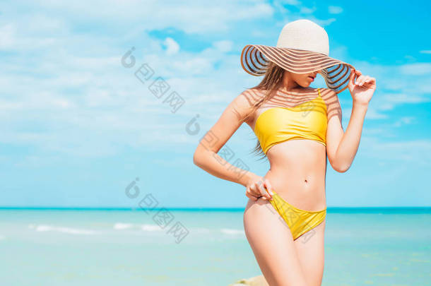 海滩度假比基尼泳装妇女放松横幅与蓝色水纹理复制空间背景。旅行假期全景概念, 女孩日光浴与太阳帽。热带节日。-图片仅供参考