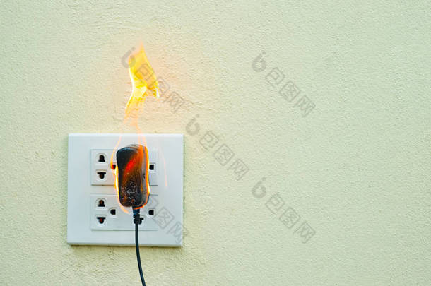 消防电源插头插座及适配器上隔断, 电气短路故障导致电线烧坏