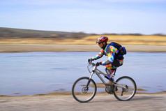 在河旁边的议案山骑自行车的速度