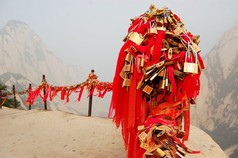 在圣山华山，中国的黄金锁