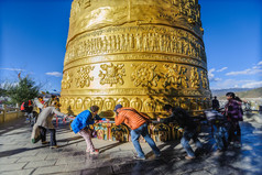 香格里拉，中国-2014 年 10 月 20 日 ︰ 旅行者卷最大的祈祷轮，在藏传佛教寺院
