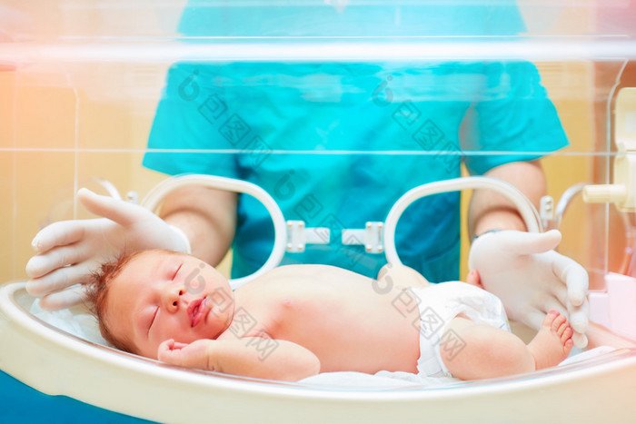 医护人员照顾刚出生的婴儿在婴儿培养箱