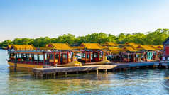 传统中国的小船在颐和园-北京昆明湖