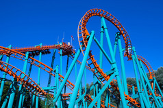 Walibi主题公园的高速橙色过山车