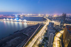 亚洲最大跨河在上海地标螺旋桥在晚上