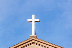 十字架上现代基督教会在蓝蓝的天空下