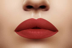 化妆品、 化妆。嘴唇上的口红。特写镜头的红色嘴唇化妆美丽女性的嘴。清洁皮肤模型