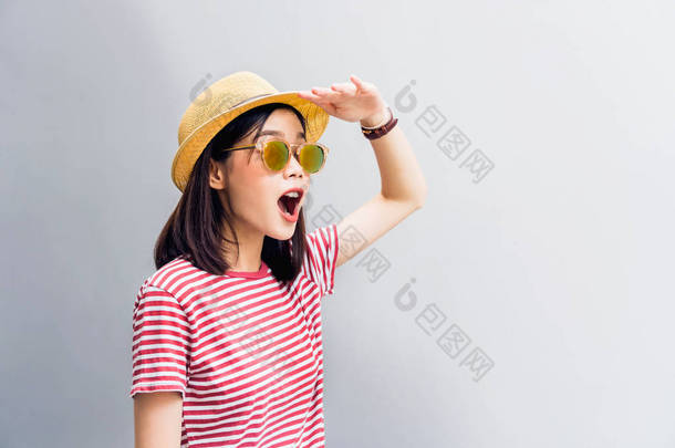 年轻的女孩高兴地期待着找到一些东西。戴上太阳镜, 反射阳光。概念暑期旅游.