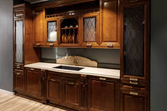 用木制橱柜和水槽翻新厨房内饰