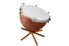 经典音乐打击乐器壶鼓在白色背景下分离