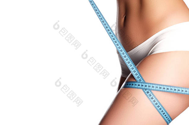 女人测量完美的形状美丽的臀部。健康的生活方式概念。正在测量女性身体部分。Spa 美容身体的一部分。健康的生活方式, 饮食和健身