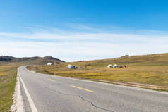 在草原和游牧背景的道路, 新疆