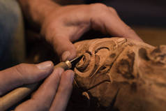 木雕作品的特写，木雕手工制作