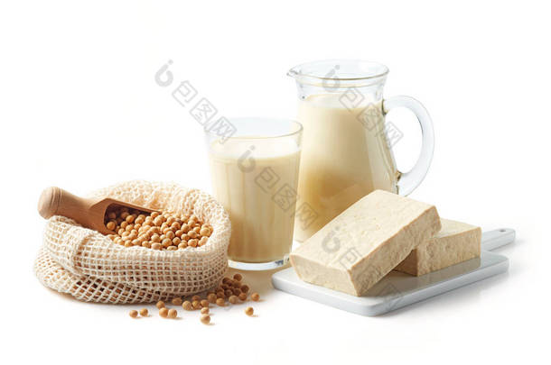大豆产品: 大豆、豆浆、豆腐和大豆块, 在白色背景上被隔离