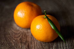 木桌上多汁的橘子橘子的选择性焦点