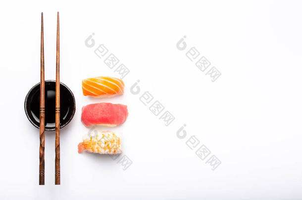 一套不同的寿司 nigiri, 酱油和筷子在白色<strong>背景</strong>与复制空间, 顶视图。传统<strong>日式</strong>寿司概念, 特写