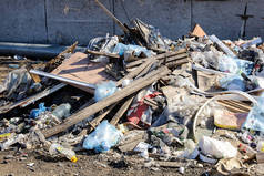 城市里的垃圾堆对人类环境的污染.
