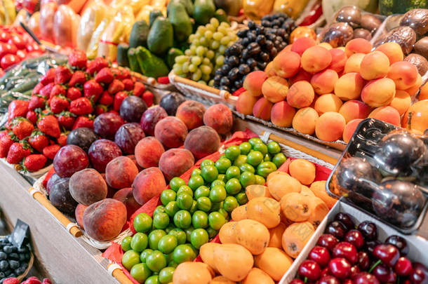 新<strong>鲜果</strong>蔬市场大选择。各种五颜六色的新鲜水果和蔬菜。农贸市场新鲜和<strong>有机</strong>蔬菜