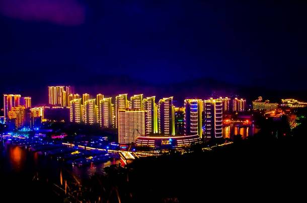 三亚夜市景色。<strong>海南岛</strong>,中国。夜市霓虹灯。模糊.