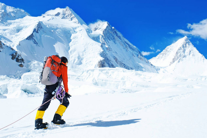 一群背着背包的登山者到达了山顶成功自由幸