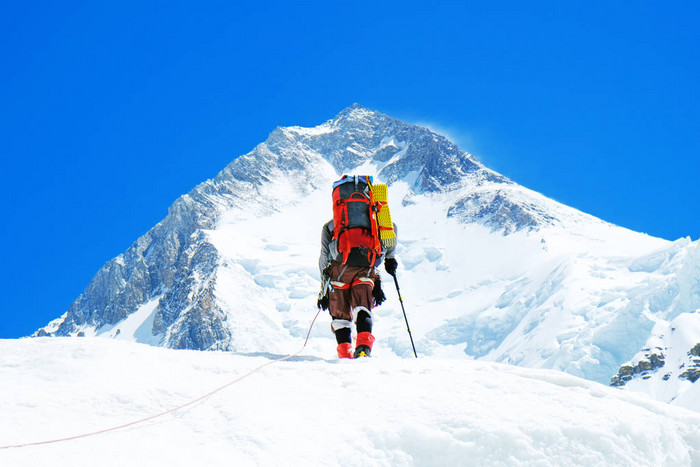 登山者到达了山顶冰川上的登山者成功自由和