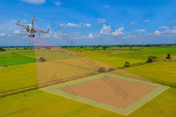 聪明的农民使用无人机的各种领域。无人机用于农业和用于各种领域。使用数码相机飞行的无人机直升机。带高分辨率数码相机的无人机.