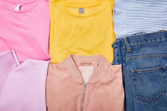 平铺，五颜六色的T恤，牛仔裤，帽子和夹克
