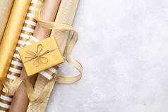 金色光泽包装纸卷和礼品盒