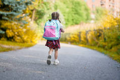 背着背包的女孩要去上学
