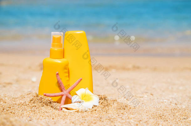 海滩上的防晒霜。防晒。选择性聚焦.