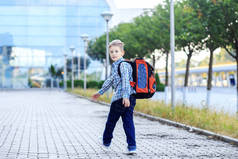这个男孩背着背包去上学。童年、教育和学校的概念