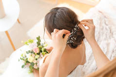 专业理发师与年轻的新娘在家里工作