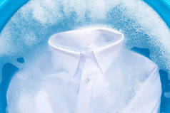 衬衫浸泡在粉末洗涤剂中水溶解。洗衣店