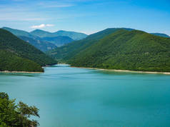 美丽的风景俯瞰一个大的蓝色湖在山上覆盖着森林