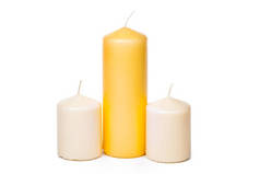 白色背景上的不同尺寸的蜡烛